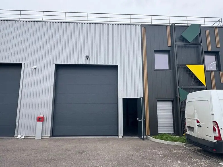 Industrial in Saint-Priest for lease - Building Photo - Image 2 of 9