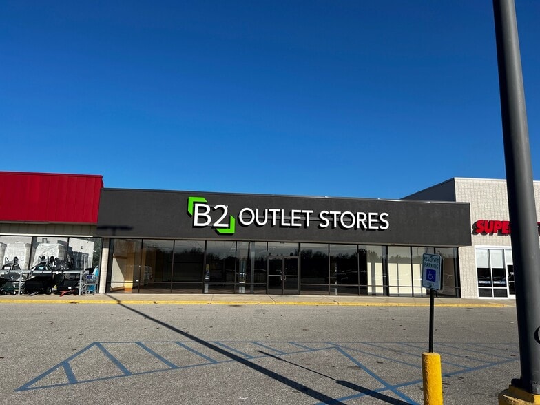 4494 W US 10 Hwy, Ludington, MI à louer - Photo du bâtiment - Image 2 de 6