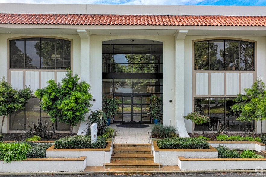 3200 Patrick Henry Dr, Santa Clara, CA for lease - Building Photo - Image 3 of 28