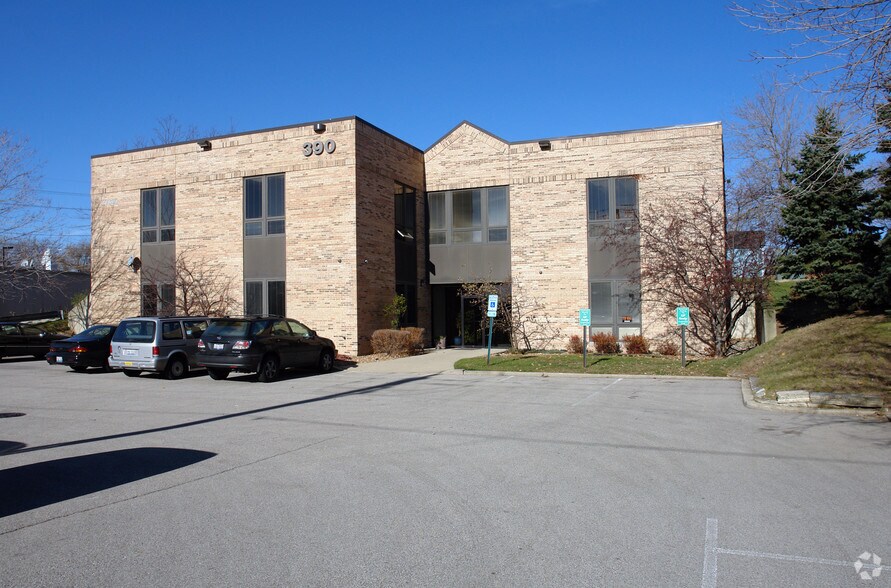 390 E Devon Ave, Roselle, IL à louer - Photo du bâtiment - Image 1 de 25