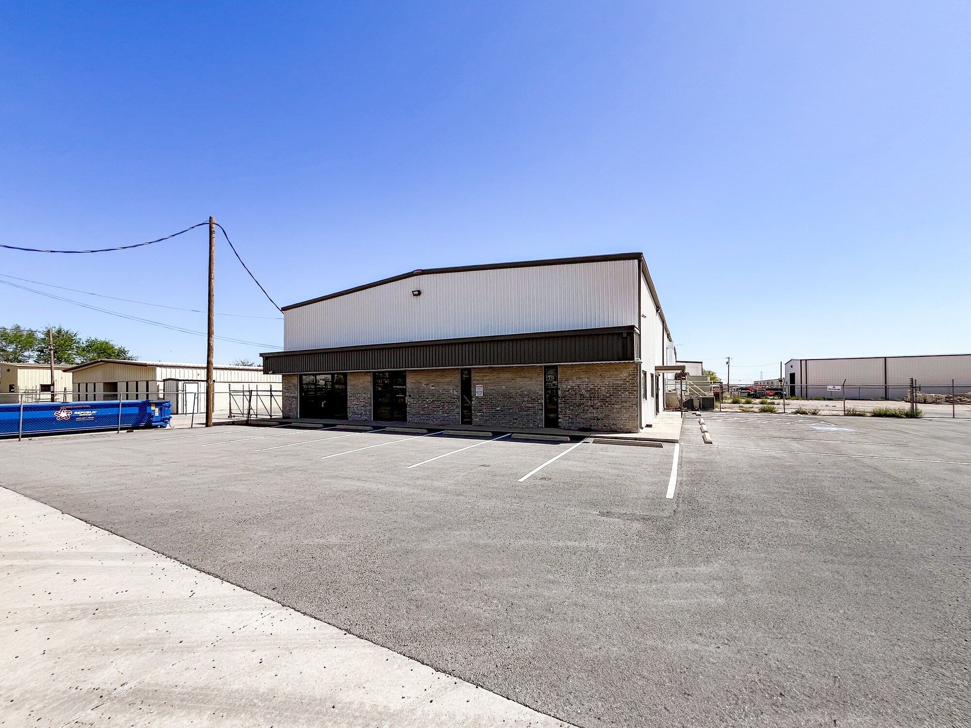 7 E Industrial Loop, Midland, TX à vendre Photo principale- Image 1 de 24