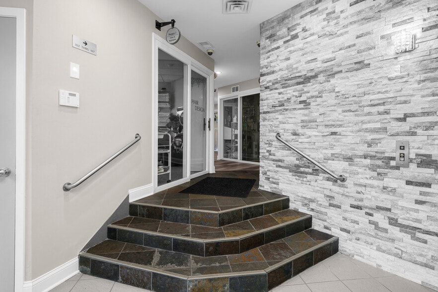 1670 Willow Rd, Northfield, IL for lease - Interior Photo - Image 2 of 11