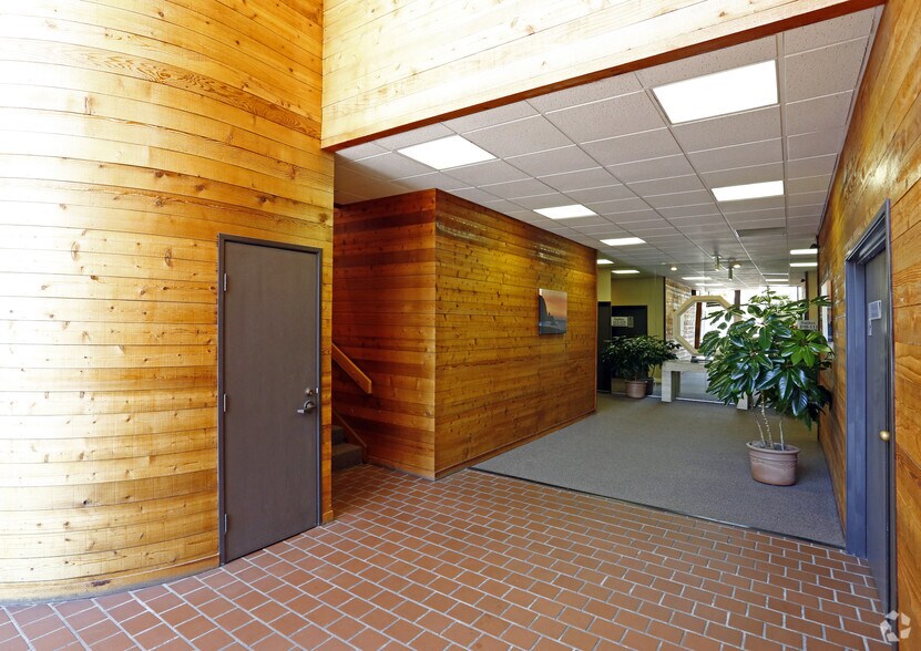 23232 Peralta Dr, Laguna Hills, CA à louer - Hall d’entrée - Image 3 de 14