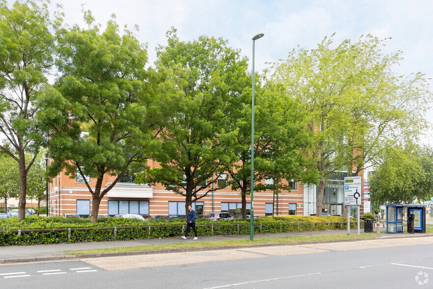 108 High St, Crawley à louer - Photo du bâtiment - Image 2 de 3