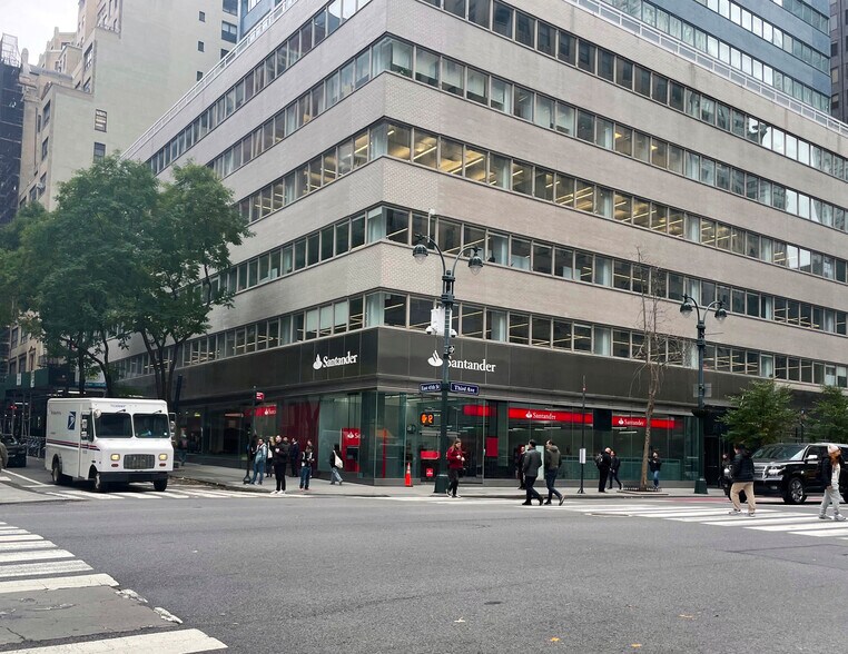 711 Third Ave, New York, NY à louer - Photo du bâtiment - Image 1 de 8