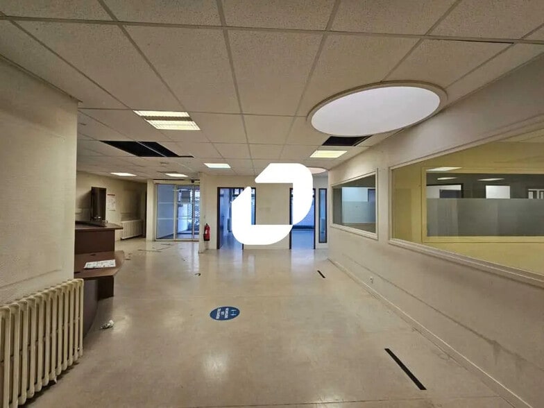 Retail in Paris for lease - Interior Photo - Image 2 of 14