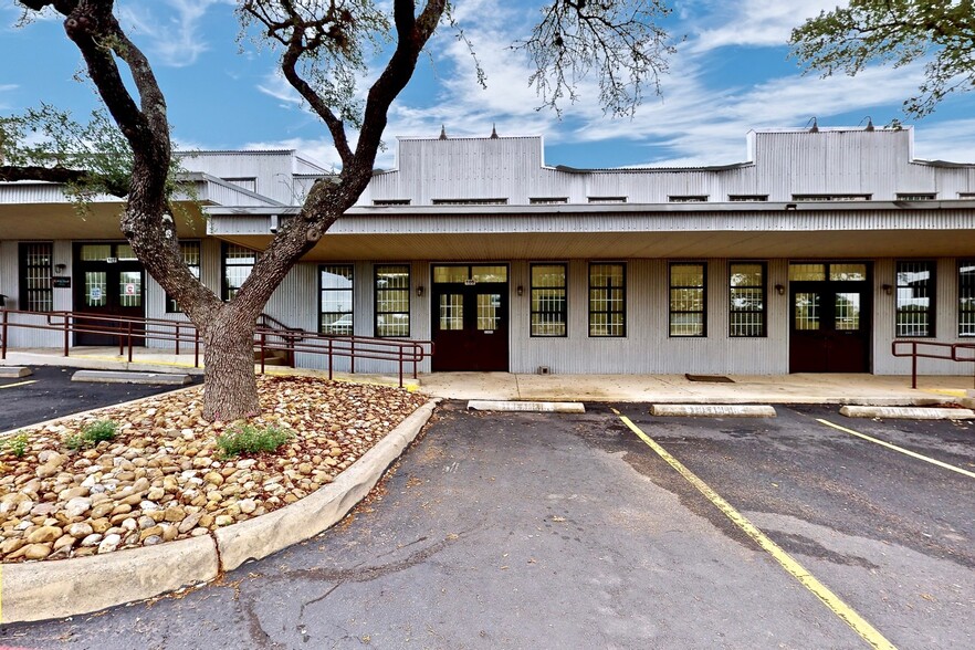 21232 Gathering Oak, San Antonio, TX for lease - Building Photo - Image 1 of 7
