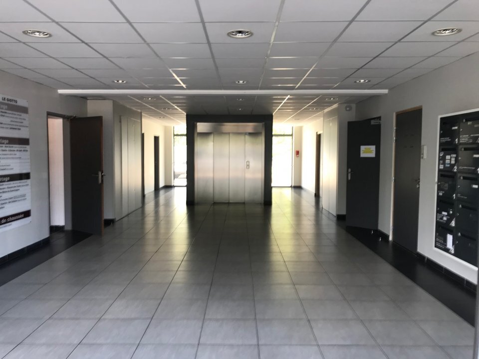 Office in Avignon for sale Lobby- Image 1 of 8