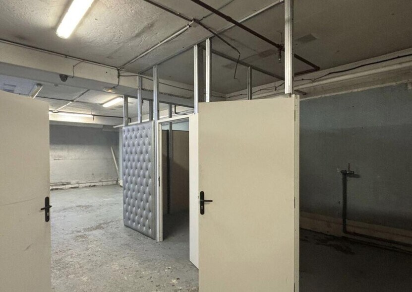 Industrial in Paris for lease - Building Photo - Image 2 of 5