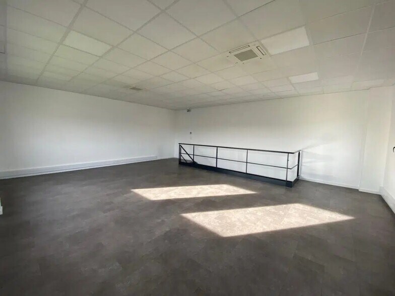 Flex in Saint-Priest for lease - Interior Photo - Image 3 of 9