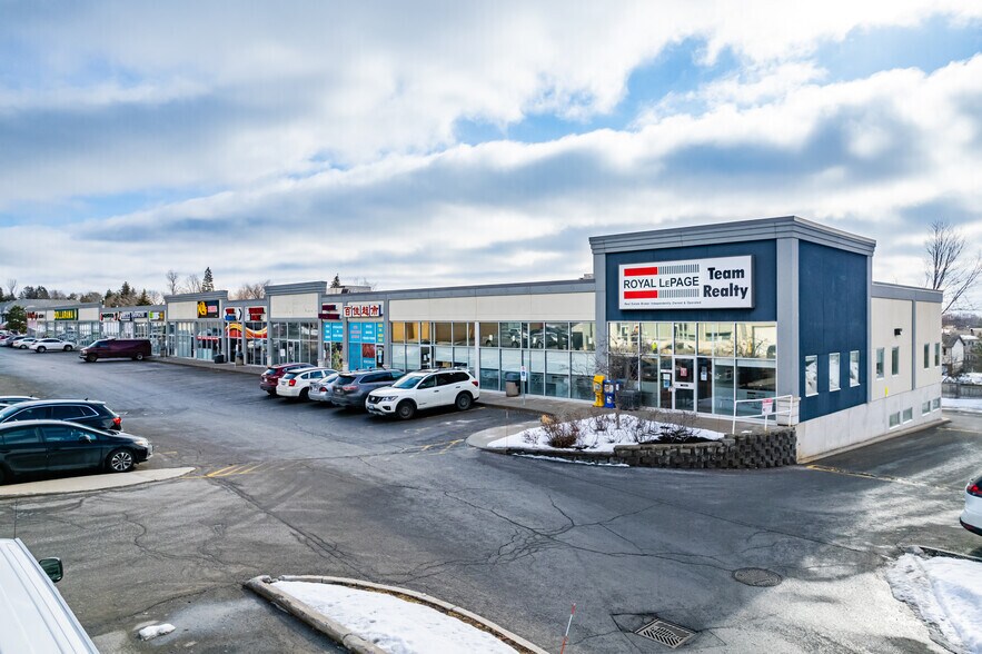 484-486 Hazeldean Rd, Ottawa, ON à louer - Photo du bâtiment - Image 2 de 6