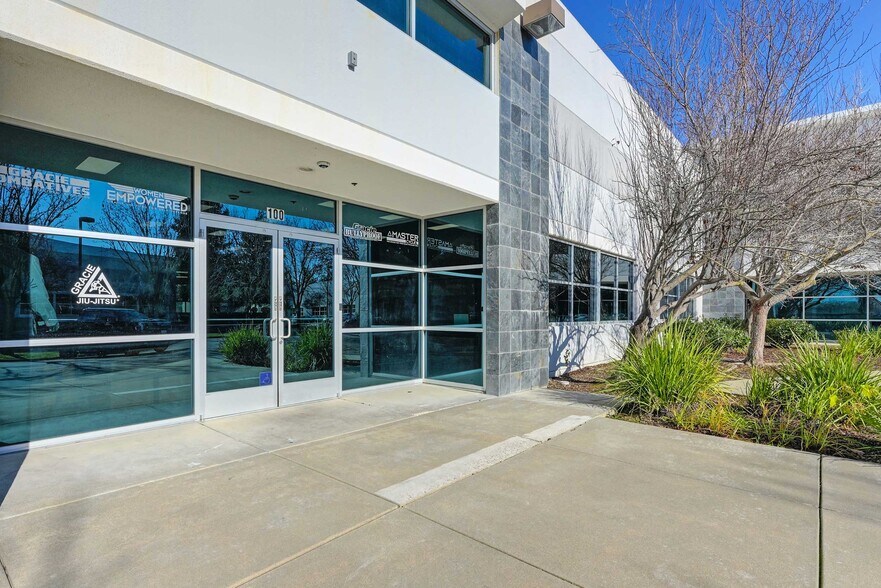 2204 Kausen Dr, Elk Grove, CA à vendre - Photo du bâtiment - Image 2 de 12