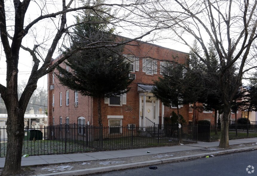 3000 30th St SE, Washington, DC à vendre - Photo du bâtiment - Image 2 de 3