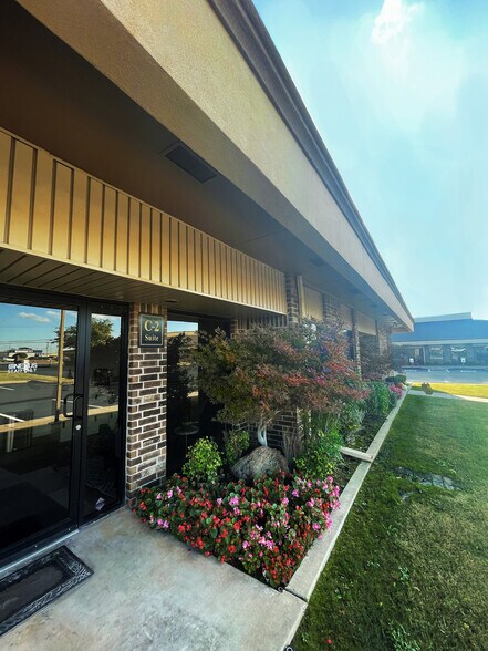 510 E Memorial Rd, Oklahoma City, OK à louer - Photo du bâtiment - Image 3 de 7