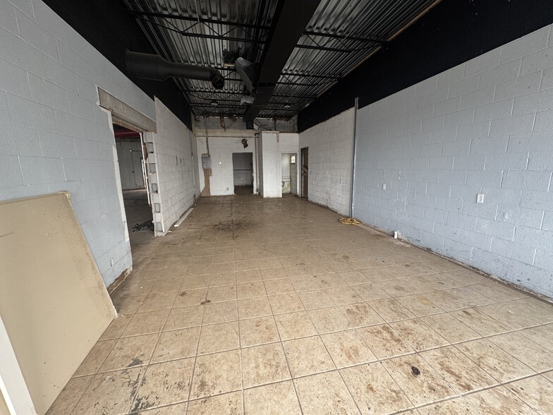 5074 Douglas Rd, Toledo, OH à louer - Photo du bâtiment - Image 3 de 4
