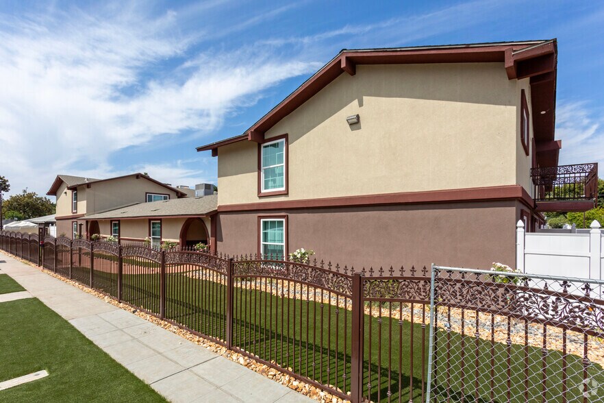 1223 N Sylmar Ave, Fresno, CA à vendre - Photo du bâtiment - Image 3 de 15