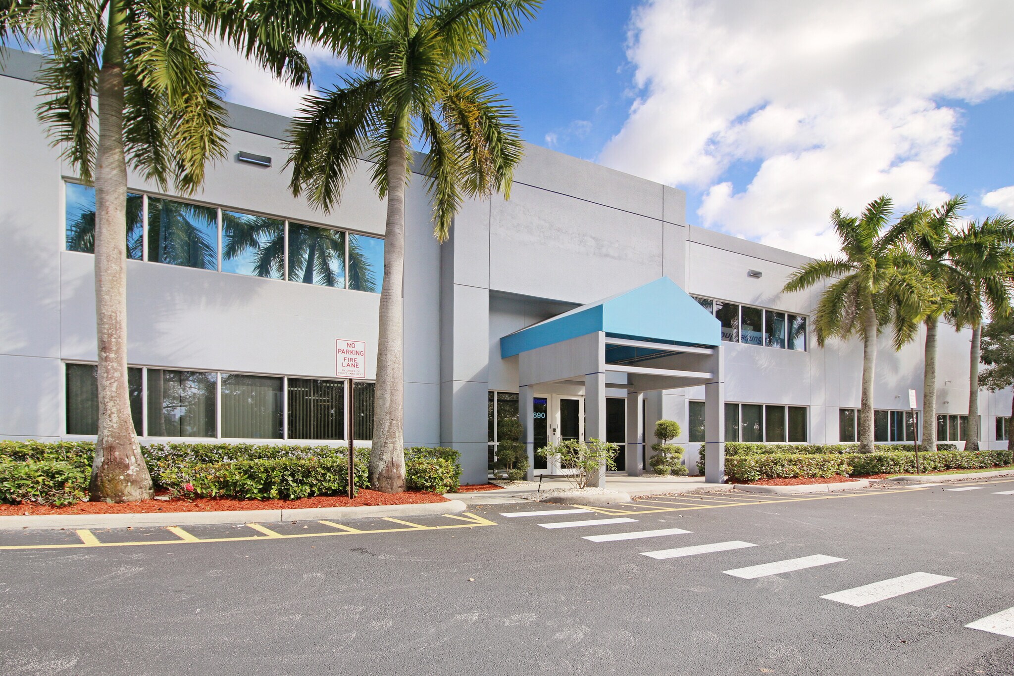 6690 N Hiatus Rd, Tamarac, FL à louer Photo du bâtiment- Image 1 de 14