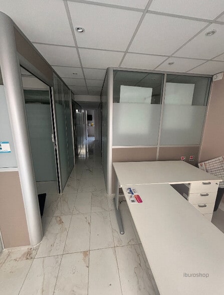 Retail in Paris for lease - Interior Photo - Image 2 of 8