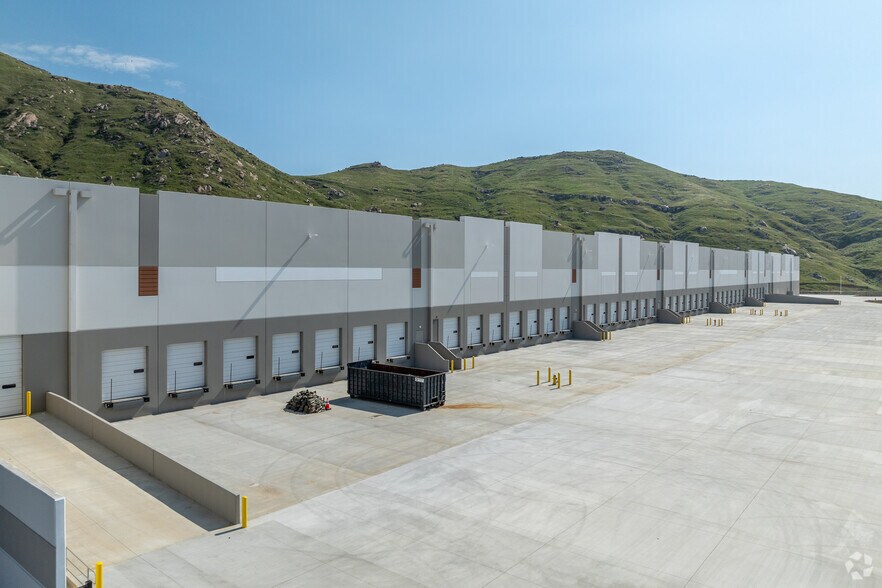 750 Marlborough Ave, Riverside, CA à vendre - Photo du bâtiment - Image 2 de 7