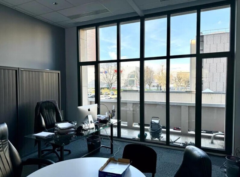 10 Rue Des Cuirassiers, Lyon for lease - Interior Photo - Image 1 of 10