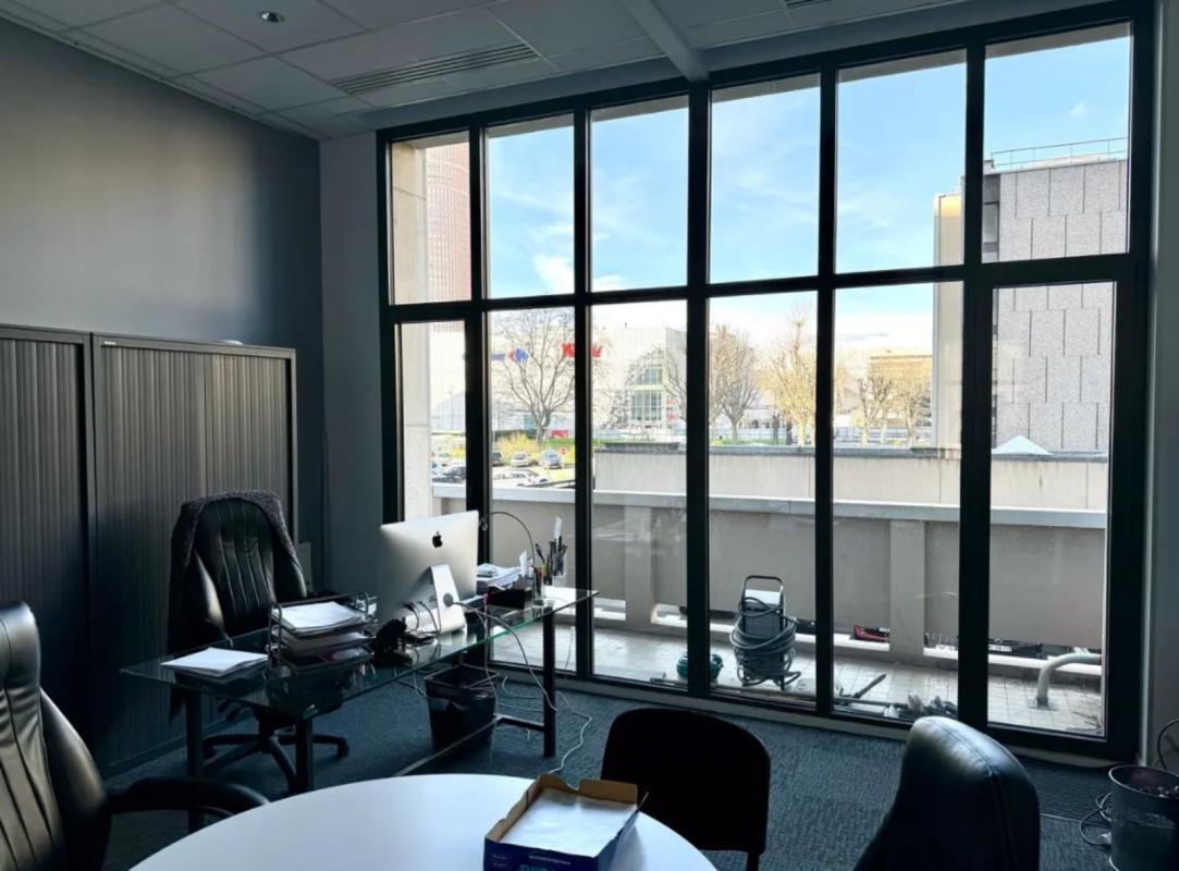 10 Rue Des Cuirassiers, Lyon for lease Interior Photo- Image 1 of 11