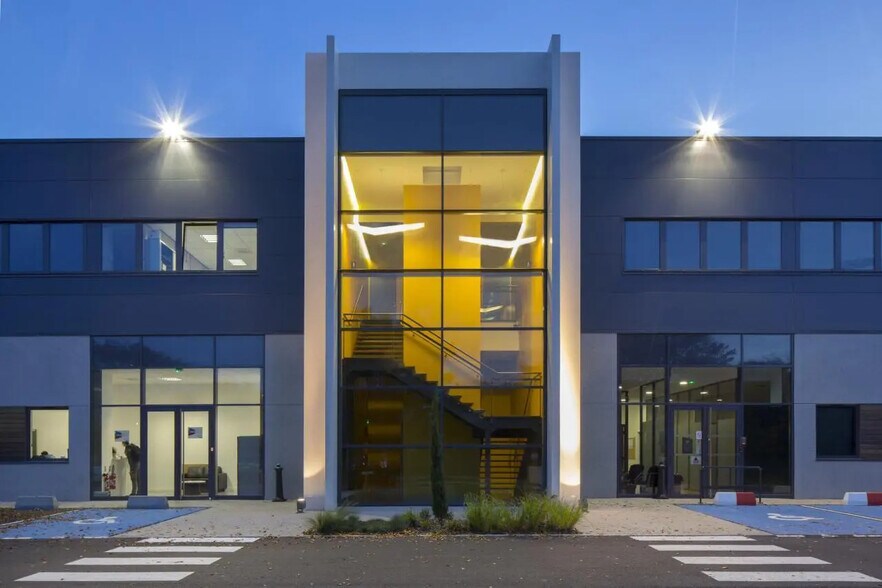 Flex in Cergy for lease - Building Photo - Image 3 of 9