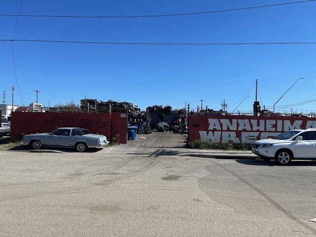 2211 E Anaheim St, Wilmington, CA à louer - Photo du bâtiment - Image 2 de 8