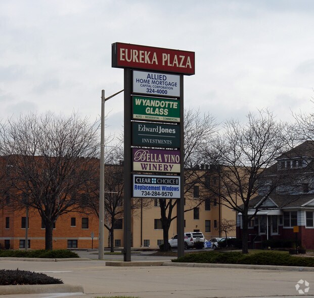 330-364 Eureka Ave, Wyandotte, MI à louer - Photo du bâtiment - Image 3 de 3
