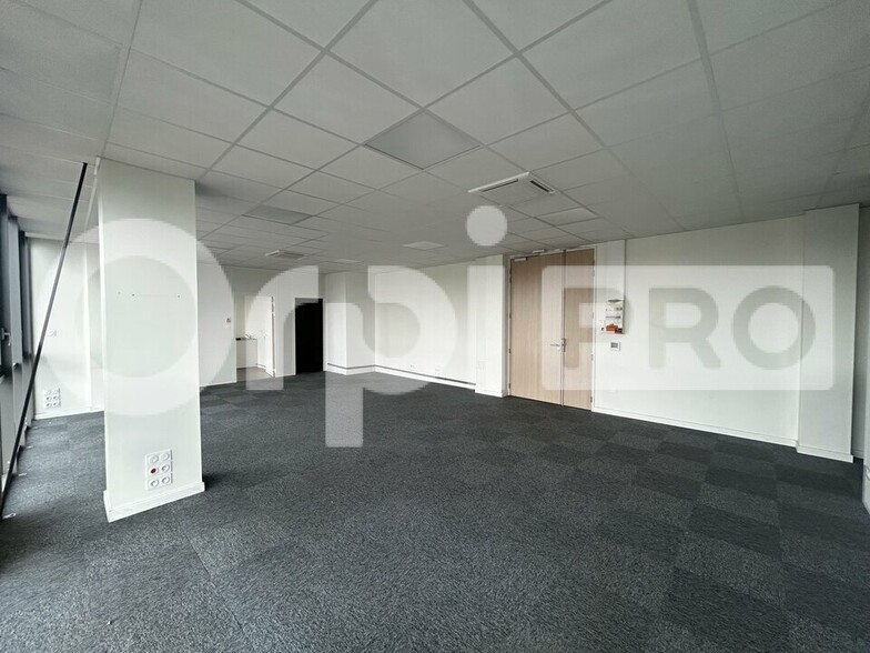 Office in Belleville En Beaujolais for lease - Interior Photo - Image 1 of 10