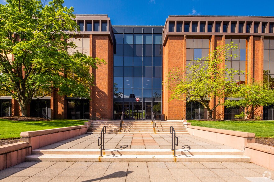 940 Westport Plaza Dr, Saint Louis, MO à louer - Photo du bâtiment - Image 2 de 5