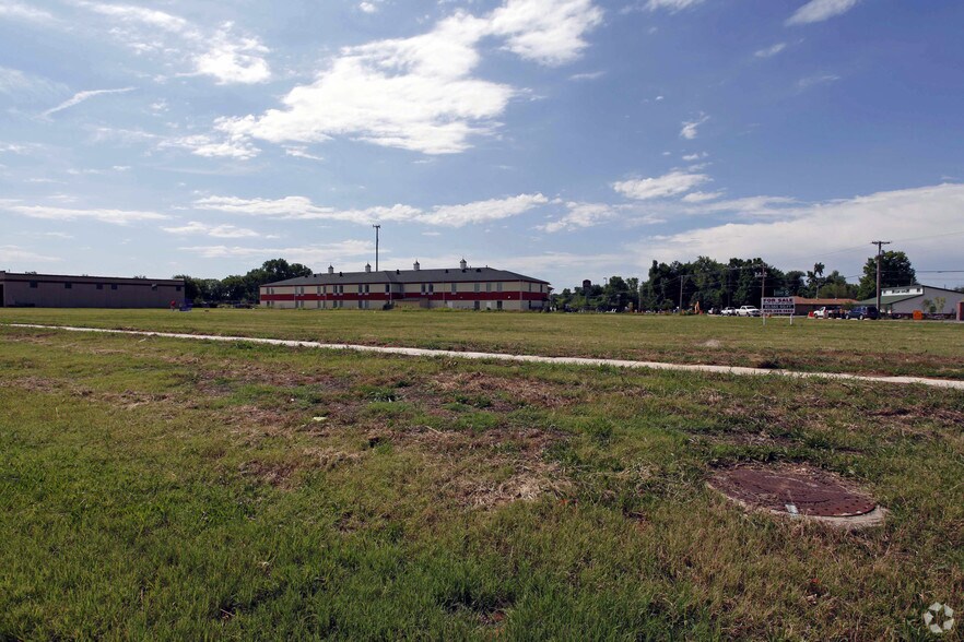 1300 E Imhoff Rd, Norman, OK à vendre - Photo du bâtiment - Image 2 de 5