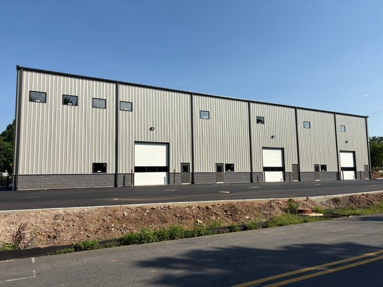 17 Industrial dr, New Britain, PA for lease - Building Photo - Image 1 of 4