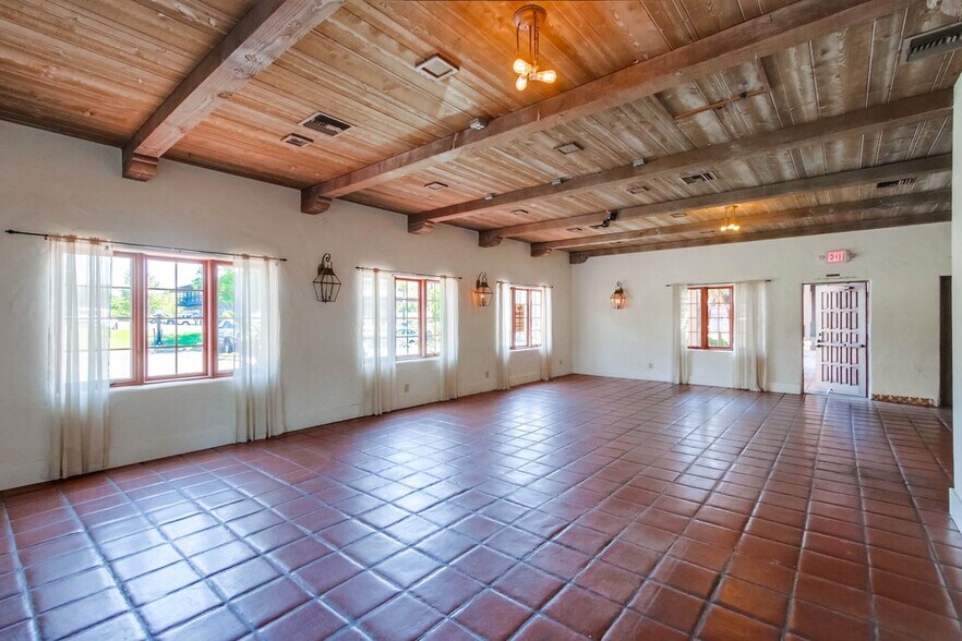 110 Civic Center Dr, Vista, CA à vendre - Photo intérieure - Image 3 de 9