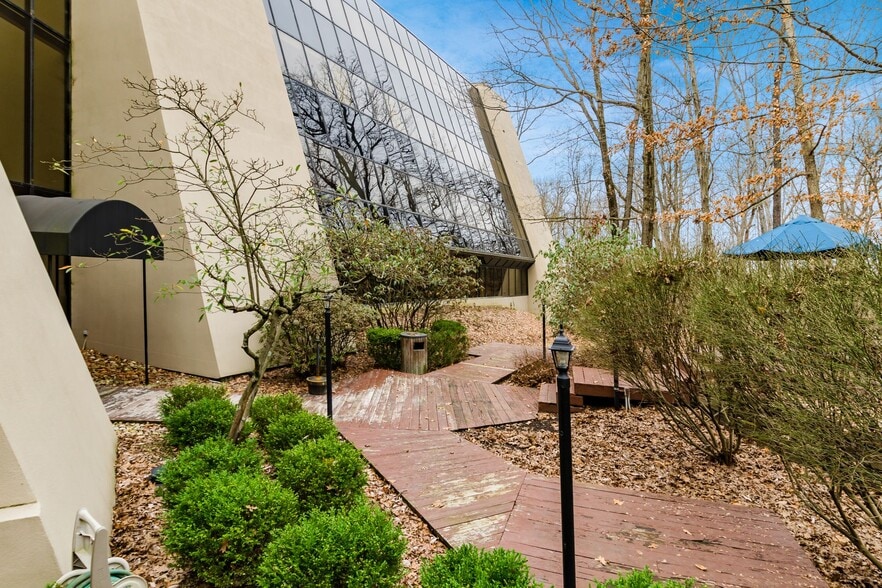 130 E Wilson Bridge Rd, Worthington, OH à louer - Photo du bâtiment - Image 3 de 12