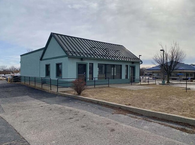Plus de détails pour 3325 Sheridan Rd, Zion, IL - Commerce de détail à louer