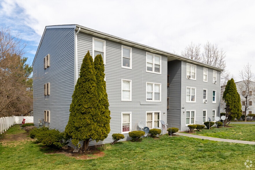 1016 Woodstock Ln, Winchester, VA for sale - Building Photo - Image 2 of 8