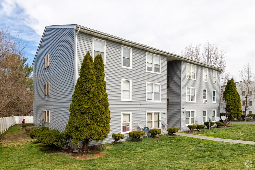1016 Woodstock Ln, Winchester, VA à vendre - Photo du bâtiment - Image 2 de 8