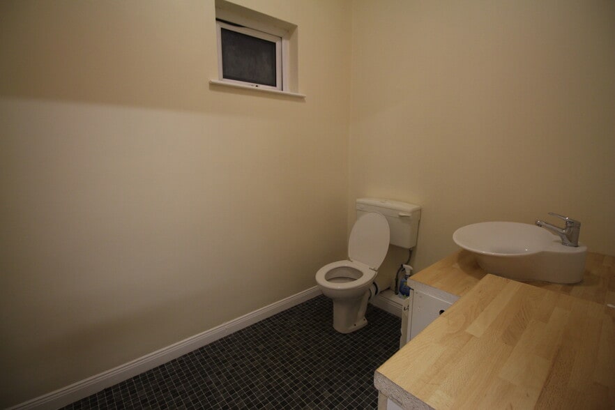 3 Prospect Ct, Castlederg for lease - Interior Photo - Image 2 of 10