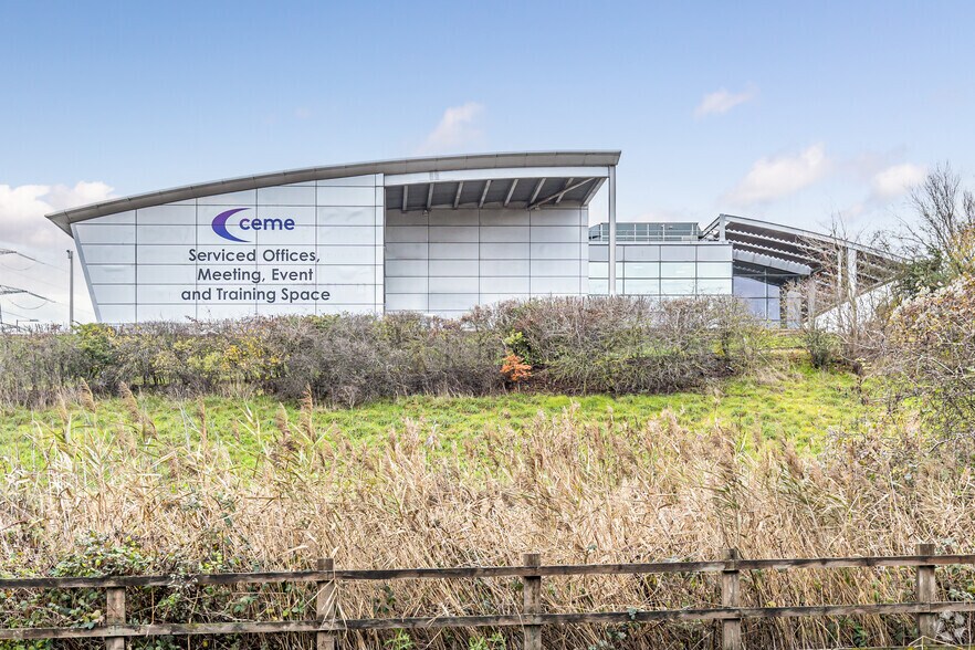 Marsh Way, Rainham à louer - Photo principale - Image 1 de 4