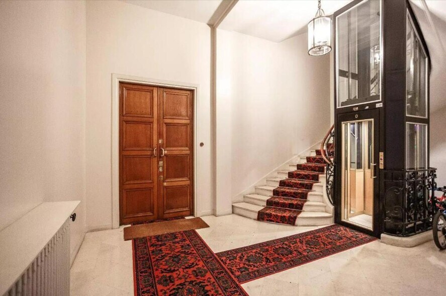 16 Avenue Pierre Ier De Serbie, Paris for lease - Lobby - Image 3 of 7