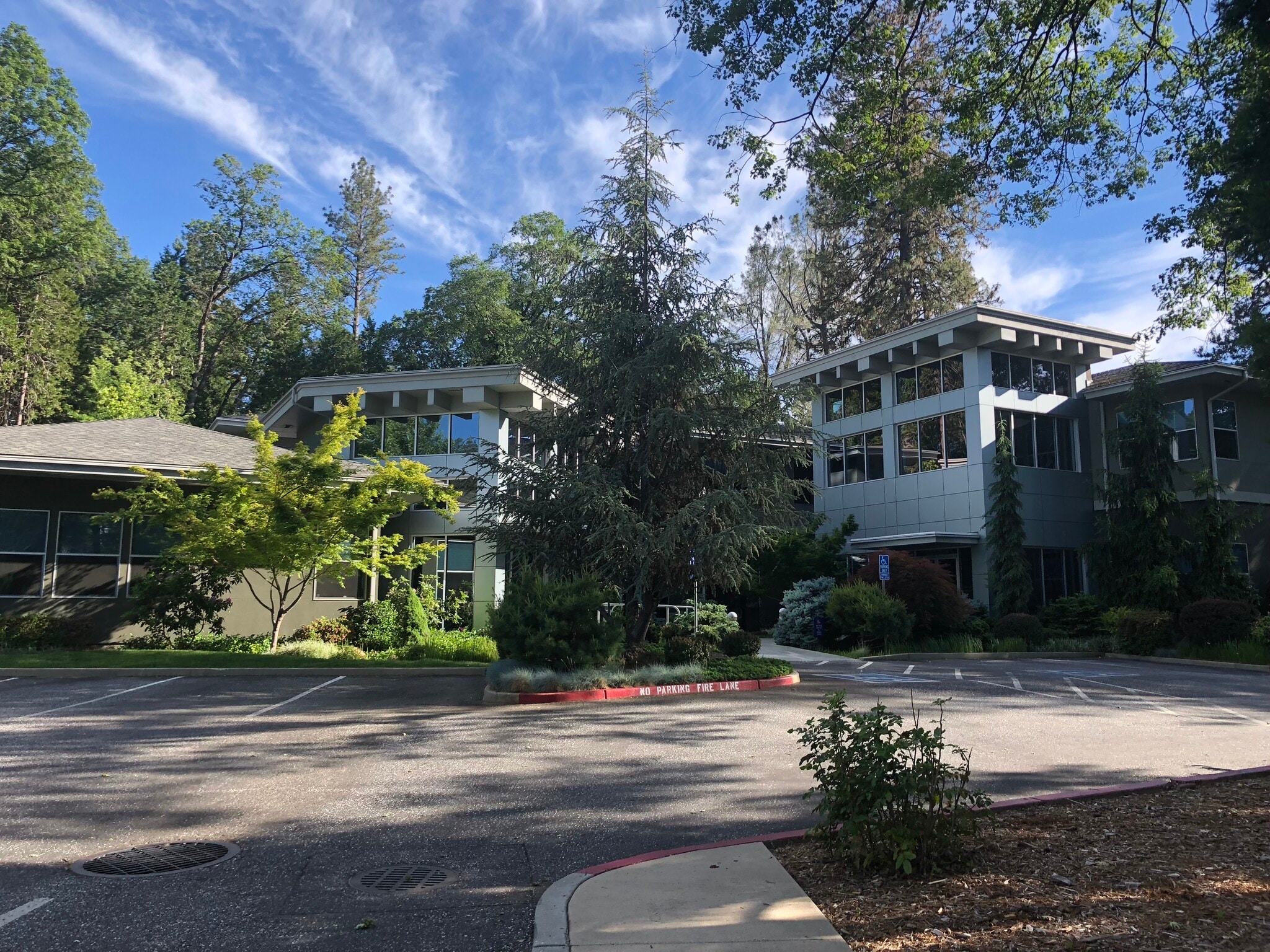 420 Sierra College Dr, Grass Valley, CA à louer Photo principale- Image 1 de 5