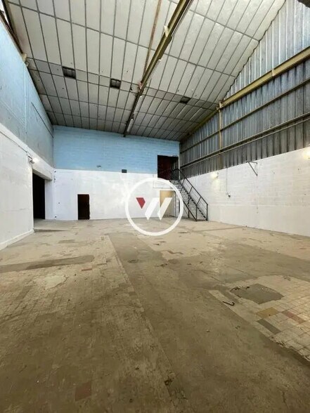 Flex in Vitrolles for lease - Interior Photo - Image 2 of 8