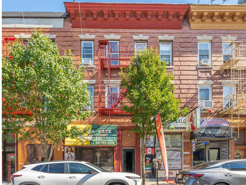 1716 Bergenline Ave, Union City, NJ à vendre - Photo du bâtiment - Image 1 de 10