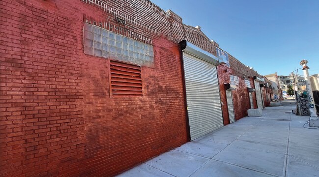 Plus de détails pour 360 Scholes St, Brooklyn, NY - Industriel à louer