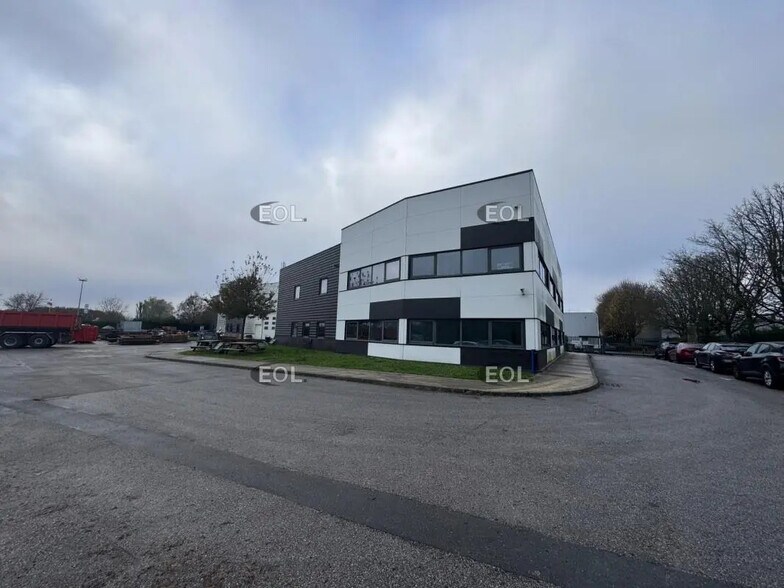 Flex dans Montigny-le-Bretonneux à louer - Photo du bâtiment - Image 3 de 10