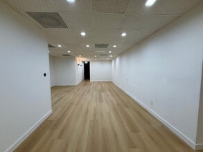 27141 Hidaway Ave, Canyon Country, CA for lease Interior Photo- Image 2 of 11