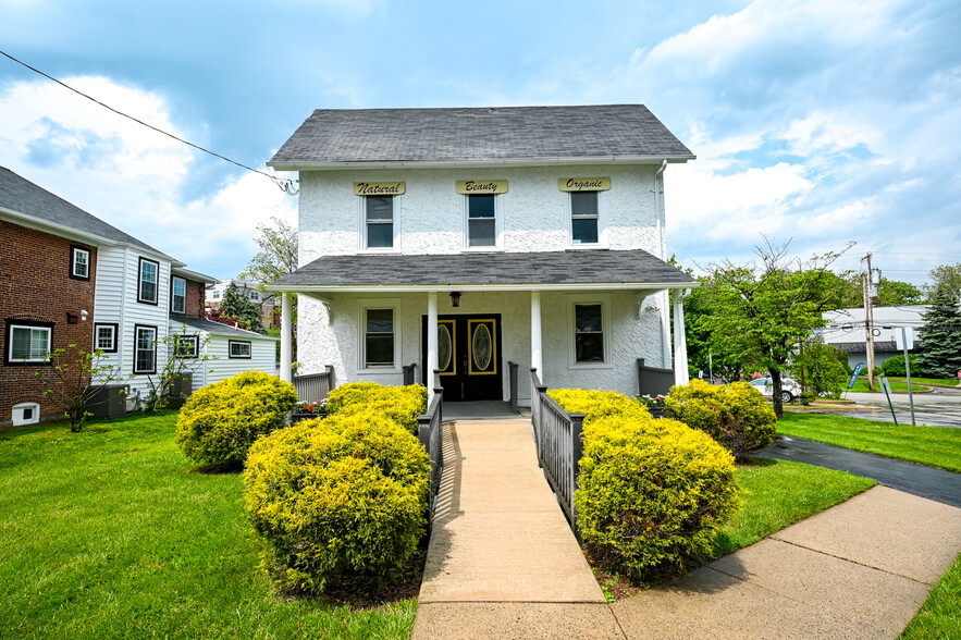 711 W Lancaster Ave, Wayne, PA for sale - Building Photo - Image 1 of 1