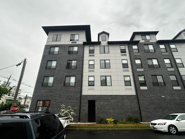 140 Avenue B, Bayonne, NJ à vendre - Photo du bâtiment - Image 2 de 22