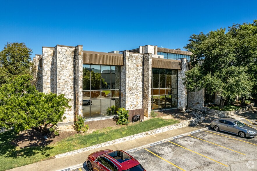 7400 Blanco Rd, San Antonio, TX à louer - Photo du bâtiment - Image 3 de 4