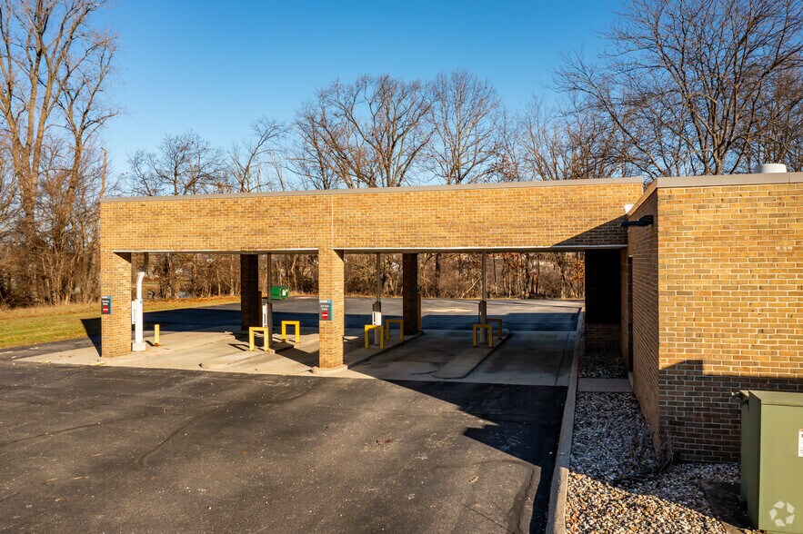 14206 N Fenton Rd, Fenton, MI à louer - Photo du bâtiment - Image 2 de 3